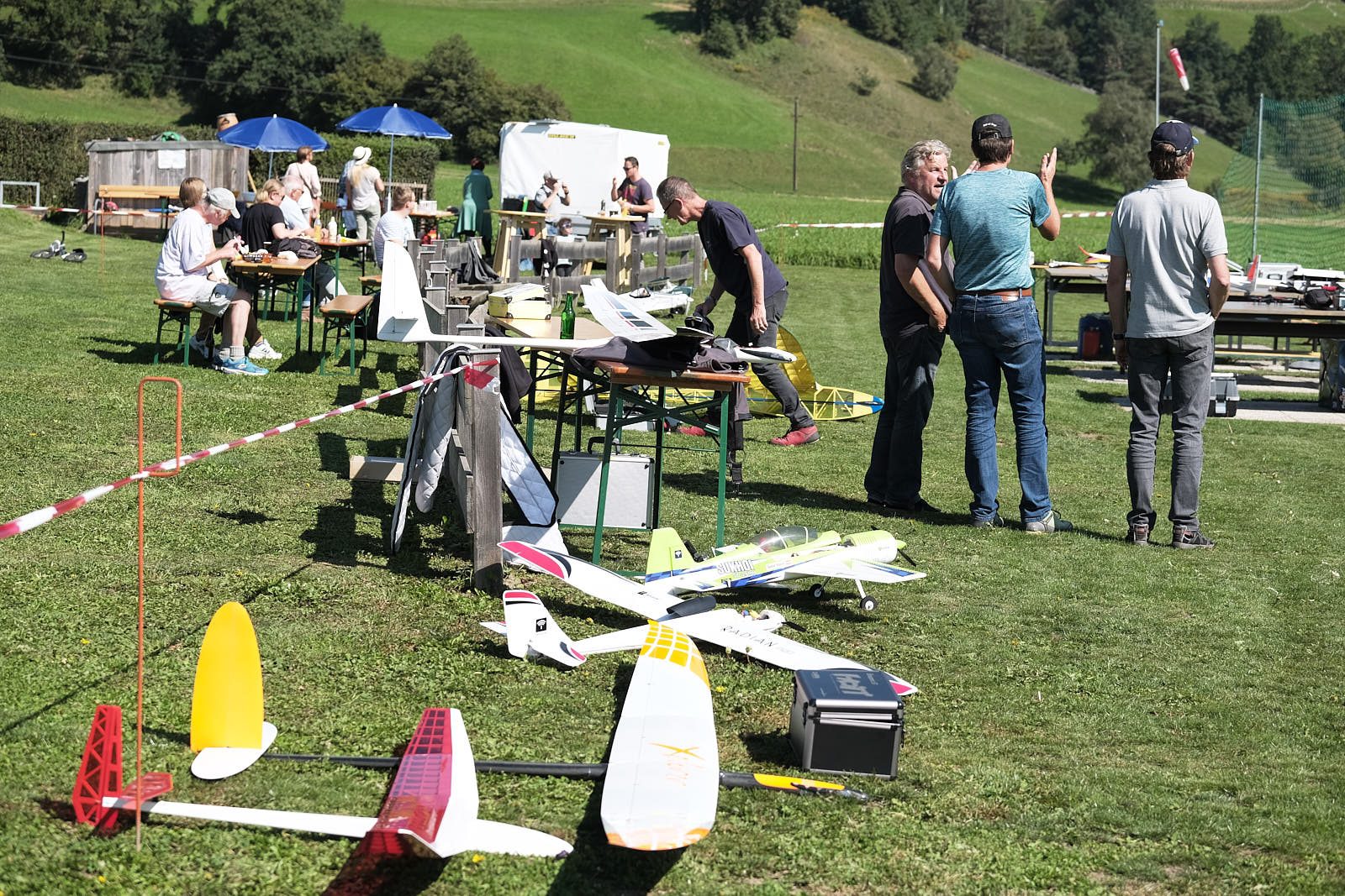 Modellflugtag in Mils mit vielen Fliegern